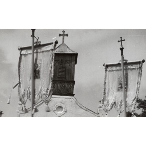 Nagyobb méret, Szendrő István fotóművészeti alkotása, egyházi ünnep, lányok népviseletben, Gyöngyösbokréta mozgalom népviselet, egyház, vallás, kápolna, 1930-as évek. 