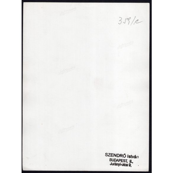 Nagyobb méret, Szendrő István fotóművészeti alkotása, egyházi ünnep, lányok népviseletben, Gyöngyösbokréta mozgalom népviselet, egyház, vallás, kápolna, 1930-as évek. 