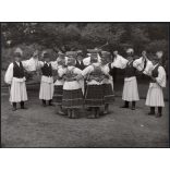 Nagyobb méret, Szendrő István fotóművészeti alkotása, urak, hölgyek népviseletben, edényekkel a fejükön, sióagárdi népviselet, Sióagárd, Tolna megye, Gyöngyösbokréta mozgalom, népviselet, edény, 