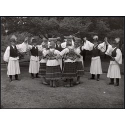   Nagyobb méret, Szendrő István fotóművészeti alkotása, urak, hölgyek népviseletben, edényekkel a fejükön, sióagárdi népviselet, Sióagárd, Tolna megye, Gyöngyösbokréta mozgalom, népviselet, edény, 