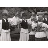 Nagyobb méret, Szendrő István fotóművészeti alkotása, urak, hölgyek népviseletben, edényekkel a fejükön, sióagárdi népviselet, Sióagárd, Tolna megye, Gyöngyösbokréta mozgalom, népviselet, edény, 