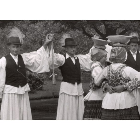 Nagyobb méret, Szendrő István fotóművészeti alkotása, urak, hölgyek népviseletben, edényekkel a fejükön, sióagárdi népviselet, Sióagárd, Tolna megye, Gyöngyösbokréta mozgalom, népviselet, edény, 