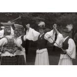 Nagyobb méret, Szendrő István fotóművészeti alkotása, urak, hölgyek népviseletben, edényekkel a fejükön, sióagárdi népviselet, Sióagárd, Tolna megye, Gyöngyösbokréta mozgalom, népviselet, edény, 