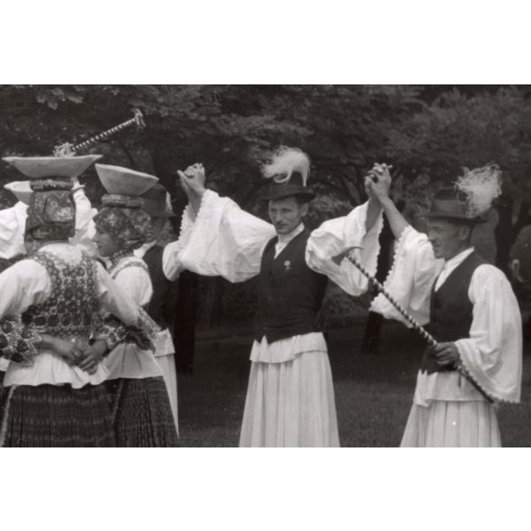 Nagyobb méret, Szendrő István fotóművészeti alkotása, urak, hölgyek népviseletben, edényekkel a fejükön, sióagárdi népviselet, Sióagárd, Tolna megye, Gyöngyösbokréta mozgalom, népviselet, edény, 