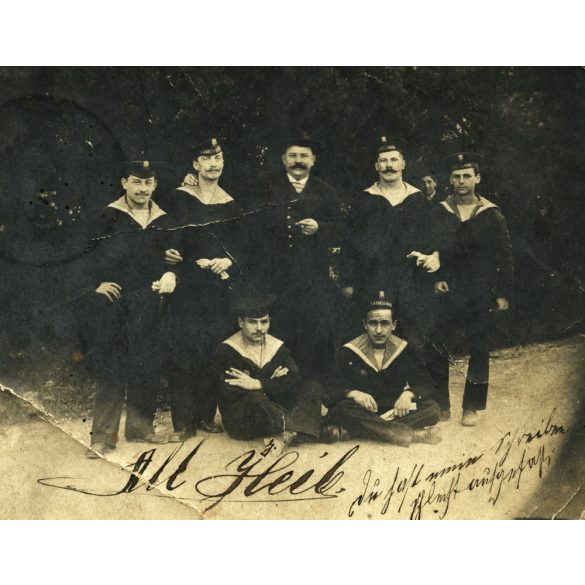 Magyar, K.u.K. tengerészek egyenruhában, Pola, haditengerészet, katona, bajusz, 1904., 1900-as évek, Eredeti képeslap fotó Nagyszebenbe (Erdély) címezve, német nyelven írva, papírkép gyűrődéssel. 