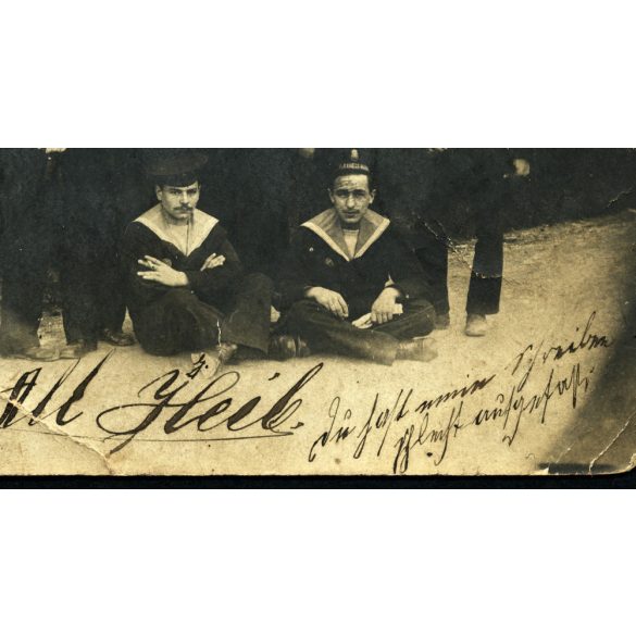 Magyar, K.u.K. tengerészek egyenruhában, Pola, haditengerészet, katona, bajusz, 1904., 1900-as évek, Eredeti képeslap fotó Nagyszebenbe (Erdély) címezve, német nyelven írva, papírkép gyűrődéssel. 