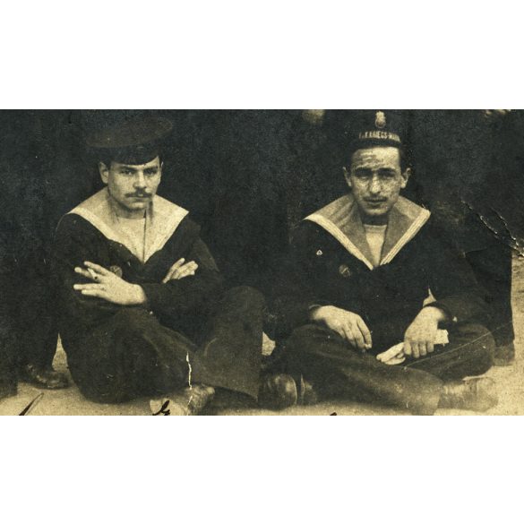 Magyar, K.u.K. tengerészek egyenruhában, Pola, haditengerészet, katona, bajusz, 1904., 1900-as évek, Eredeti képeslap fotó Nagyszebenbe (Erdély) címezve, német nyelven írva, papírkép gyűrődéssel. 