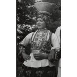 Nagyobb méret, Szendrő István fotóművészeti alkotása, sióagárdi népviseletben, Tolna megye, Gyöngyösbokréta mozgalom, népviselet, korsó, kendő, kalap, minta, 1930-as évek. 