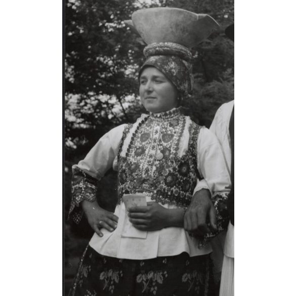 Nagyobb méret, Szendrő István fotóművészeti alkotása, sióagárdi népviseletben, Tolna megye, Gyöngyösbokréta mozgalom, népviselet, korsó, kendő, kalap, minta, 1930-as évek. 