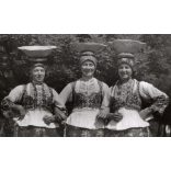 Nagyobb méret, Szendrő István fotóművészeti alkotása, hölgyek sióagárdi népviseletben, faragott tálakkal a fejükön, Sióagárd, Tolna megye, Gyöngyösbokréta mozgalom népviselet, edény, tál, 