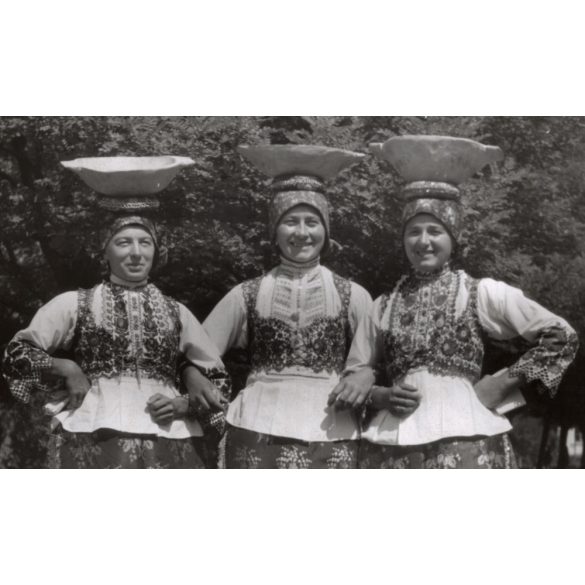 Nagyobb méret, Szendrő István fotóművészeti alkotása, hölgyek sióagárdi népviseletben, faragott tálakkal a fejükön, Sióagárd, Tolna megye, Gyöngyösbokréta mozgalom népviselet, edény, tál, 