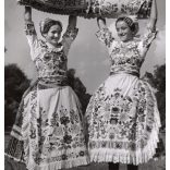 Nagyobb méret, Szendrő István fotóművészeti alkotása, lányok homokmégyi (kalocsai) népviseletben, párnákkal a kezükben, Homokmégy, Bács-Kiskun megye, népviselet, Gyöngyösbokréta mozgalom szoknya,