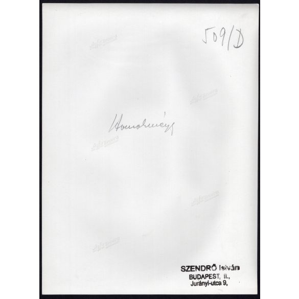 Nagyobb méret, Szendrő István fotóművészeti alkotása, lányok homokmégyi (kalocsai) népviseletben, párnákkal a kezükben, Homokmégy, Bács-Kiskun megye, népviselet, Gyöngyösbokréta mozgalom szoknya,