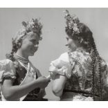 Nagyobb méret, Szendrő István fotóművészeti alkotása, lányok Alsóberecki népviseletben, Alsóberecki, Borsod-Abaúj-Zemplén megye, Gyöngyösbokréta mozgalom, népviselet, fejdísz, szoknya, 1930-as évek. 