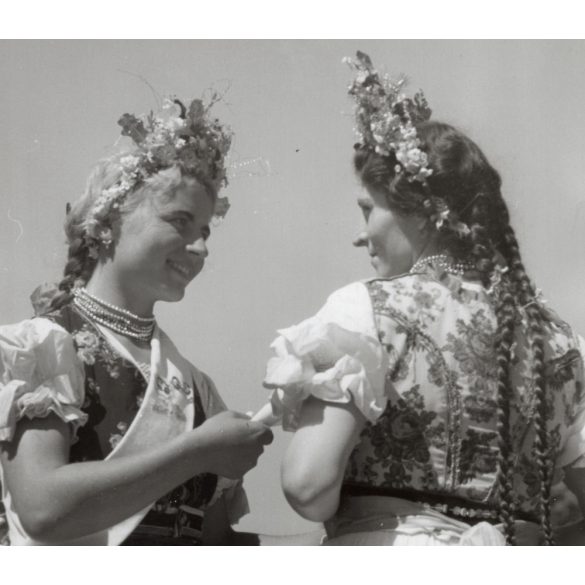 Nagyobb méret, Szendrő István fotóművészeti alkotása, lányok Alsóberecki népviseletben, Alsóberecki, Borsod-Abaúj-Zemplén megye, Gyöngyösbokréta mozgalom, népviselet, fejdísz, szoknya, 1930-as évek. 