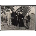 Nagyobb méret! Erdélyi ferences szerzetesek a szőlőnél, földbirtokos, Balatonőszöd, Somogy megye, Horthy-korszak, szerzetesek, egyház, vallás, helytörténet, 1938. szeptember, 1930-es évek, 