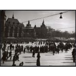 Nagyobb méret, Szendrő István fotóművészeti alkotása, korcsolyázás a városligeti műjégpályán, Vajdahunyad vára, Budapest, Magyarország, 1930-as évek. Eredeti, pecséttel jelzett fotó, 