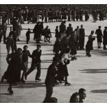 Nagyobb méret, Szendrő István fotóművészeti alkotása, korcsolyázás a városligeti műjégpályán, Vajdahunyad vára, Budapest, Magyarország, 1930-as évek. Eredeti, pecséttel jelzett fotó, 