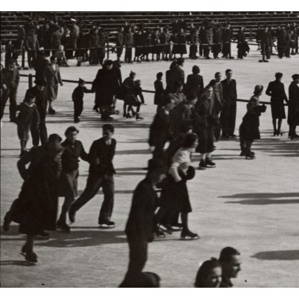 Nagyobb méret, Szendrő István fotóművészeti alkotása, korcsolyázás a városligeti műjégpályán, Vajdahunyad vára, Budapest, Magyarország, 1930-as évek. Eredeti, pecséttel jelzett fotó, 
