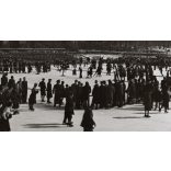 Nagyobb méret, Szendrő István fotóművészeti alkotása, korcsolyázás a városligeti műjégpályán, Vajdahunyad vára, Budapest, Magyarország, 1930-as évek. Eredeti, pecséttel jelzett fotó, 