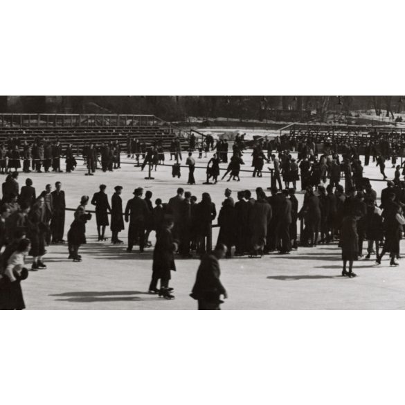 Nagyobb méret, Szendrő István fotóművészeti alkotása, korcsolyázás a városligeti műjégpályán, Vajdahunyad vára, Budapest, Magyarország, 1930-as évek. Eredeti, pecséttel jelzett fotó, 