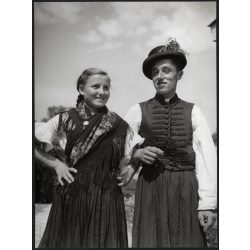   Nagyobb méret, Szendrő István fotóművészeti alkotása, fiatalok cigándi népviseletben, Cigánd, Borsod-Abaúj-Zemplén megye, Gyöngyösbokréta mozgalom, népviselet, kalap, kendő, 1930-as évek. 