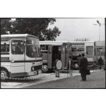 Nagyobb méret. Az Ikarus járművei autókiállításon, Magyarország, utcakép, járművek, közlekedés, közlekedéstörténet, buszok, 1970-s évek, Eredeti fotó, papírkép.   