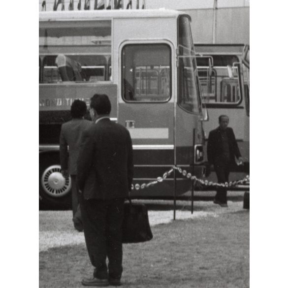 Nagyobb méret. Az Ikarus járművei autókiállításon, Magyarország, utcakép, járművek, közlekedés, közlekedéstörténet, buszok, 1970-s évek, Eredeti fotó, papírkép.   