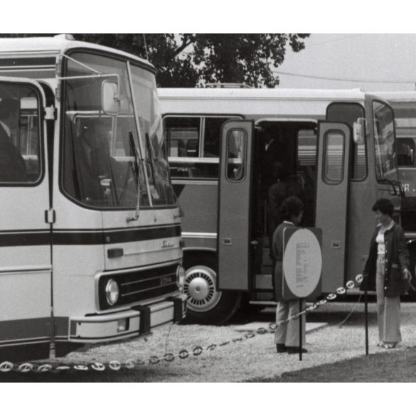 Nagyobb méret. Az Ikarus járművei autókiállításon, Magyarország, utcakép, járművek, közlekedés, közlekedéstörténet, buszok, 1970-s évek, Eredeti fotó, papírkép.   