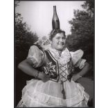 Nagyobb méret, Szendrő István fotóművészeti alkotása, fiatal hölgy üveggel a fején, koppányszántói népviseletben, Koppányszántó, Tolna megye, Gyöngyösbokréta mozgalom, népviselet, üveg, 