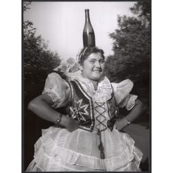   Nagyobb méret, Szendrő István fotóművészeti alkotása, fiatal hölgy üveggel a fején, koppányszántói népviseletben, Koppányszántó, Tolna megye, Gyöngyösbokréta mozgalom, népviselet, üveg, 