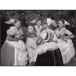 Nagyobb méret, Szendrő István fotóművészeti alkotása, lányok koppányszántói népviseletben, Gyöngyösbokréta mozgalom, Koppányszántó, Tolna megye, népviselet, szoknya, kendő, 1930-as évek. 