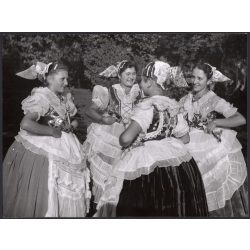   Nagyobb méret, Szendrő István fotóművészeti alkotása, lányok koppányszántói népviseletben, Gyöngyösbokréta mozgalom, Koppányszántó, Tolna megye, népviselet, szoknya, kendő, 1930-as évek. 