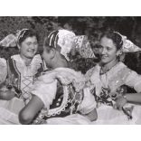 Nagyobb méret, Szendrő István fotóművészeti alkotása, lányok koppányszántói népviseletben, Gyöngyösbokréta mozgalom, Koppányszántó, Tolna megye, népviselet, szoknya, kendő, 1930-as évek. 