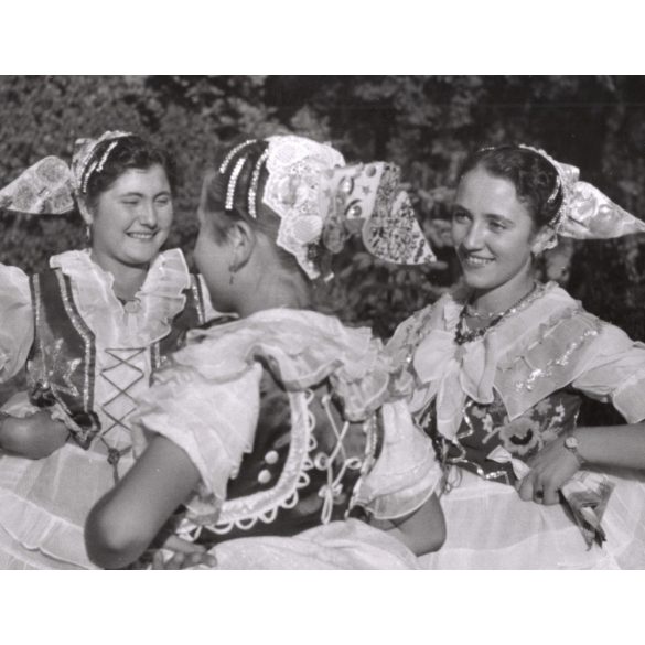 Nagyobb méret, Szendrő István fotóművészeti alkotása, lányok koppányszántói népviseletben, Gyöngyösbokréta mozgalom, Koppányszántó, Tolna megye, népviselet, szoknya, kendő, 1930-as évek. 