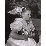 Nagyobb méret, Szendrő István fotóművészeti alkotása, lányok koppányszántói népviseletben, Gyöngyösbokréta mozgalom, Koppányszántó, Tolna megye, népviselet, szoknya, kendő, 1930-as évek. 