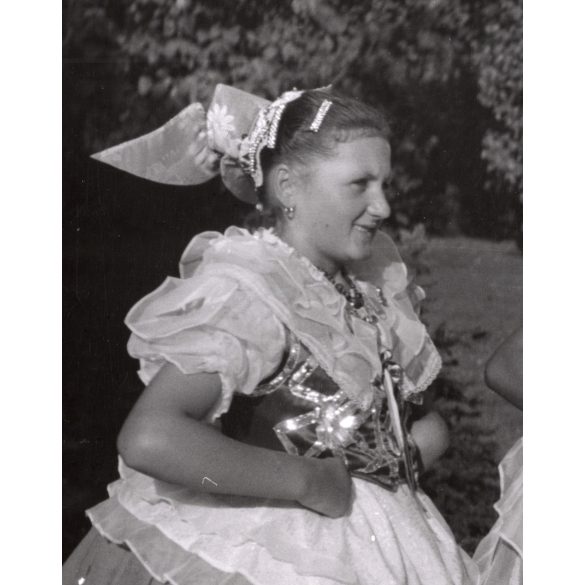 Nagyobb méret, Szendrő István fotóművészeti alkotása, lányok koppányszántói népviseletben, Gyöngyösbokréta mozgalom, Koppányszántó, Tolna megye, népviselet, szoknya, kendő, 1930-as évek. 