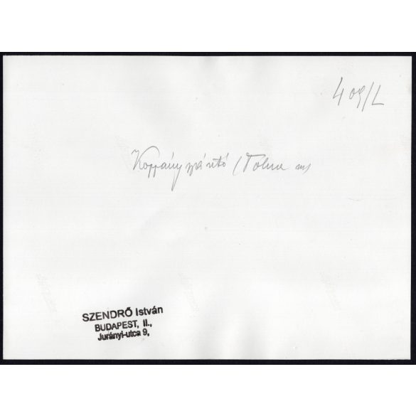 Nagyobb méret, Szendrő István fotóművészeti alkotása, lányok koppányszántói népviseletben, Gyöngyösbokréta mozgalom, Koppányszántó, Tolna megye, népviselet, szoknya, kendő, 1930-as évek. 