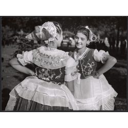   Nagyobb méret, Szendrő István fotóművészeti alkotása, lányok koppányszántói népviseletben, Gyöngyösbokréta mozgalom, Koppányszántó, Tolna megye, népviselet, szoknya, fejdísz, kendő, 1930-as évek. 