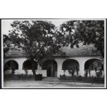 Nagyobb méret, Szendrő István fotóművészeti alkotása, pusztaszabolcsi ház tornáca, Pusztaszabolcs, Fejér megye, utcakép, helytörténet, épület, 1930-as évek. 