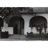 Nagyobb méret, Szendrő István fotóművészeti alkotása, pusztaszabolcsi ház tornáca, Pusztaszabolcs, Fejér megye, utcakép, helytörténet, épület, 1930-as évek. 