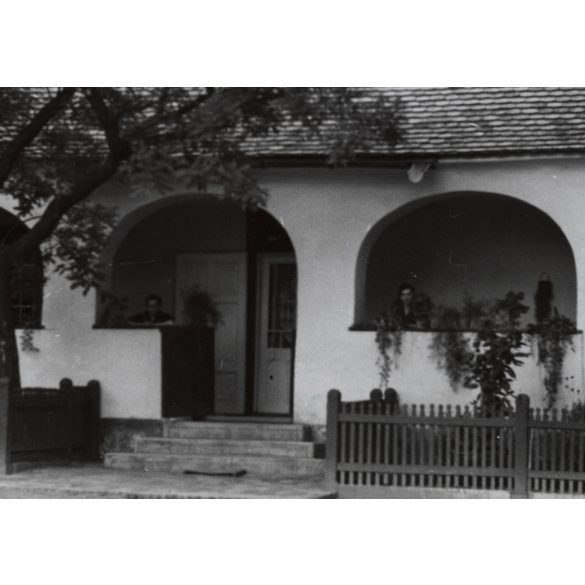 Nagyobb méret, Szendrő István fotóművészeti alkotása, pusztaszabolcsi ház tornáca, Pusztaszabolcs, Fejér megye, utcakép, helytörténet, épület, 1930-as évek. 