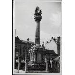 Nagyobb méret, Szendrő István fotóművészeti alkotása, a szombathelyi Szentháromság-szobor, Szombathely, Vas megye, utcakép, szobor, helytörténet, táblák, feliratok, 1930-as évek. 