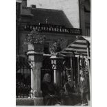 Nagyobb méret, Szendrő István fotóművészeti alkotása, a szombathelyi Szentháromság-szobor, Szombathely, Vas megye, utcakép, szobor, helytörténet, táblák, feliratok, 1930-as évek. 