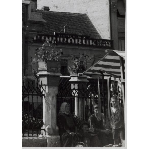 Nagyobb méret, Szendrő István fotóművészeti alkotása, a szombathelyi Szentháromság-szobor, Szombathely, Vas megye, utcakép, szobor, helytörténet, táblák, feliratok, 1930-as évek. 