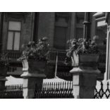 Nagyobb méret, Szendrő István fotóművészeti alkotása, a szombathelyi Szentháromság-szobor, Szombathely, Vas megye, utcakép, szobor, helytörténet, táblák, feliratok, 1930-as évek. 