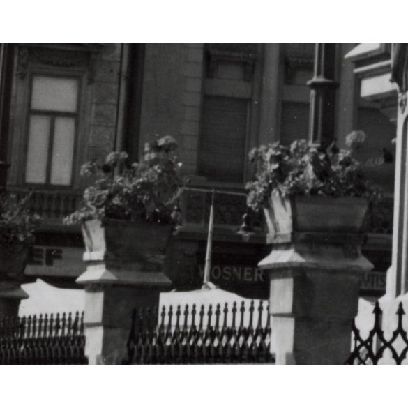 Nagyobb méret, Szendrő István fotóművészeti alkotása, a szombathelyi Szentháromság-szobor, Szombathely, Vas megye, utcakép, szobor, helytörténet, táblák, feliratok, 1930-as évek. 