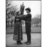 Nagyobb méret, Szendrő István fotóművészeti alkotása, mátkapár a nász-zászlóval, kalotaszegi népviseletben, Gyöngyösbokréta mozgalom, népviselet, zászló, szoknya, kalap, fejdísz, kendő, 1930-as évek. 