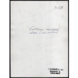 Nagyobb méret, Szendrő István fotóművészeti alkotása, mátkapár a nász-zászlóval, kalotaszegi népviseletben, Gyöngyösbokréta mozgalom, népviselet, zászló, szoknya, kalap, fejdísz, kendő, 1930-as évek. 