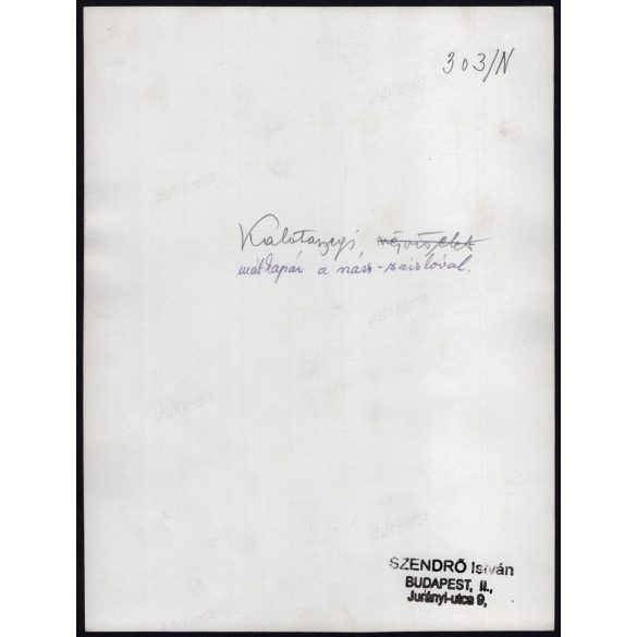 Nagyobb méret, Szendrő István fotóművészeti alkotása, mátkapár a nász-zászlóval, kalotaszegi népviseletben, Gyöngyösbokréta mozgalom, népviselet, zászló, szoknya, kalap, fejdísz, kendő, 1930-as évek. 